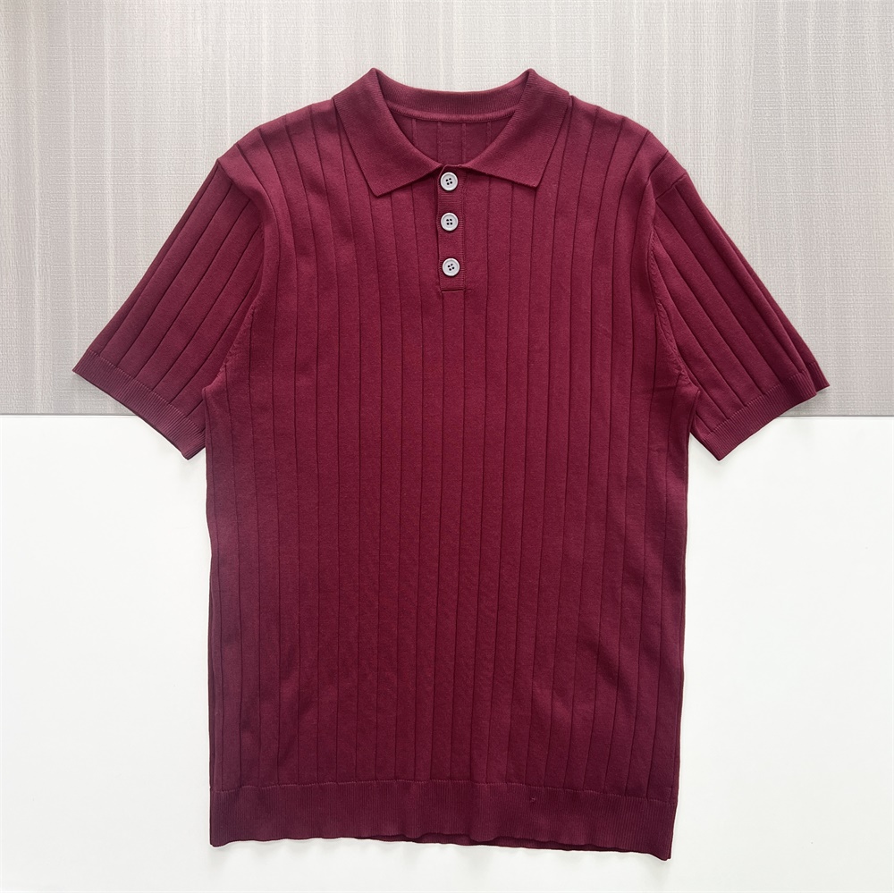 Мужская рубашка поло из вертикального трикотажа в рубчик темно-бордового цвета с контрастными пуговицами на заказ