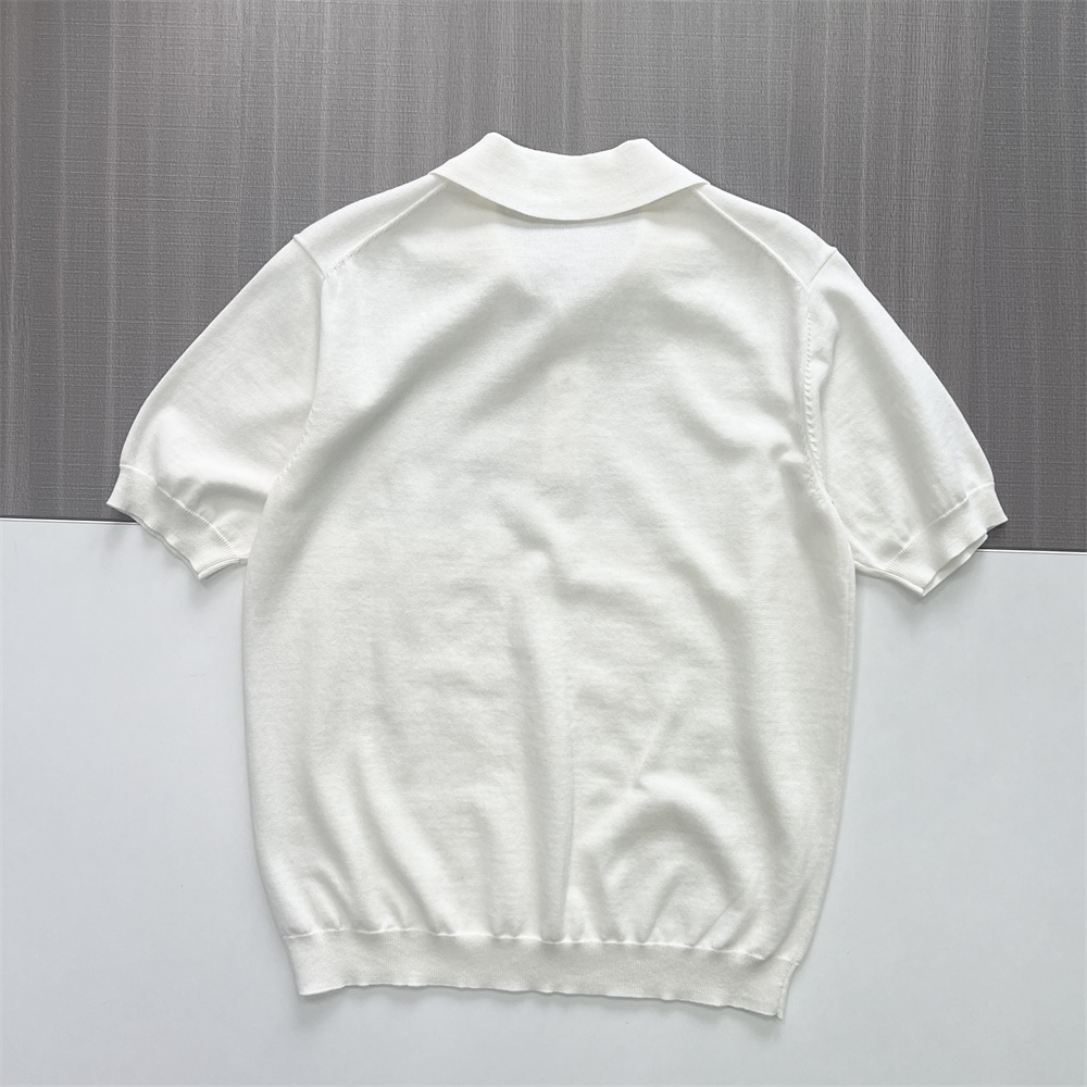 Мужская белоснежная трикотажная рубашка-поло с контрастными пуговицами на заказ и приталенным дизайном