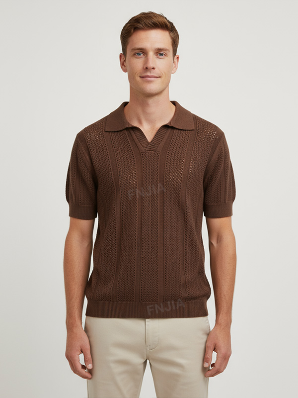 Мужская трикотажная рубашка-поло шоколадно-коричневого цвета с фактурной полосой и нестандартной планкой без застежки