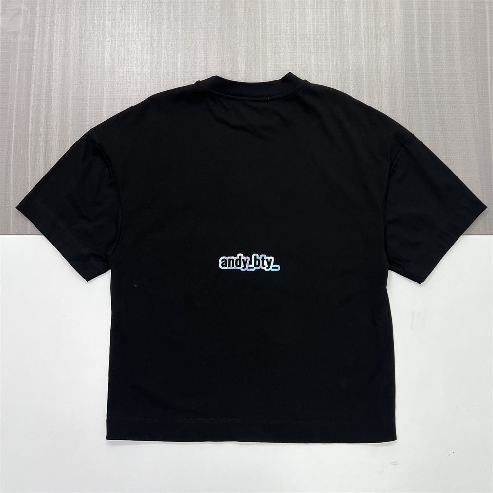 Мужская черная футболка оверсайз с графическим принтом - Нестандартный радужный текст и непринужденный крой