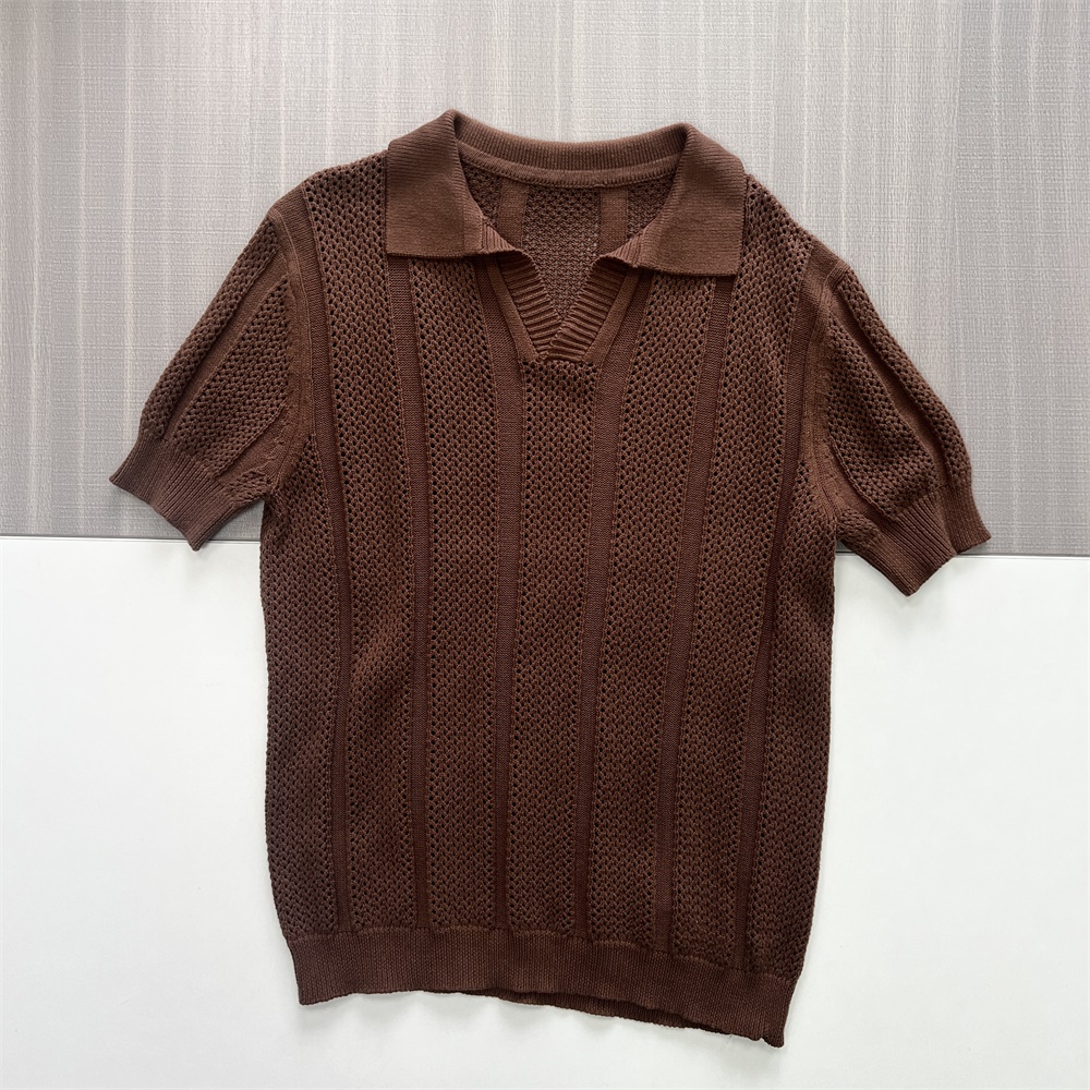 Мужская трикотажная рубашка-поло шоколадно-коричневого цвета с фактурной полосой и нестандартной планкой без застежки