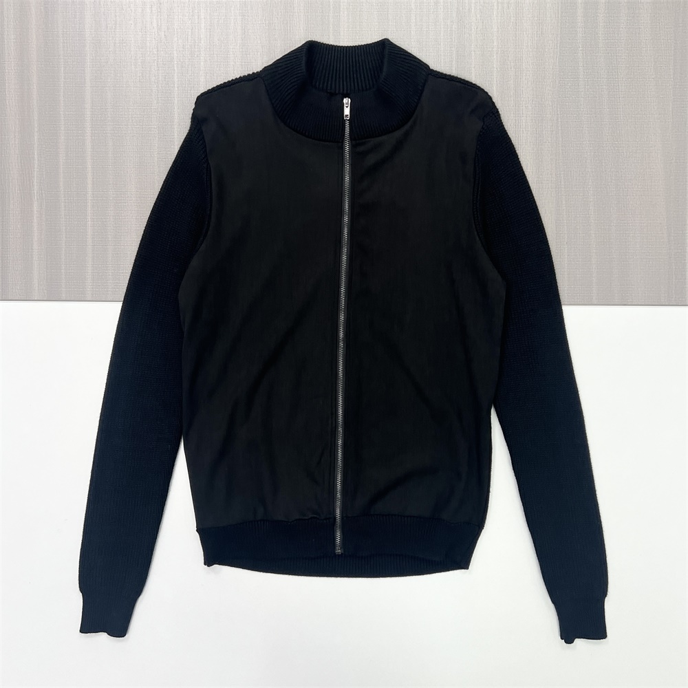 Мужская черная куртка-бомбер на молнии из смесового материала с нестандартным дизайном рукавов из трикотажа в рубчик