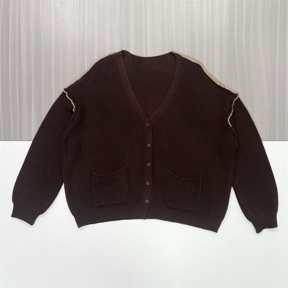 Мужской кардиган шоколадно-коричневого цвета из трикотажа в рубчик с V-образным вырезом и контрастной строчкой на заказ