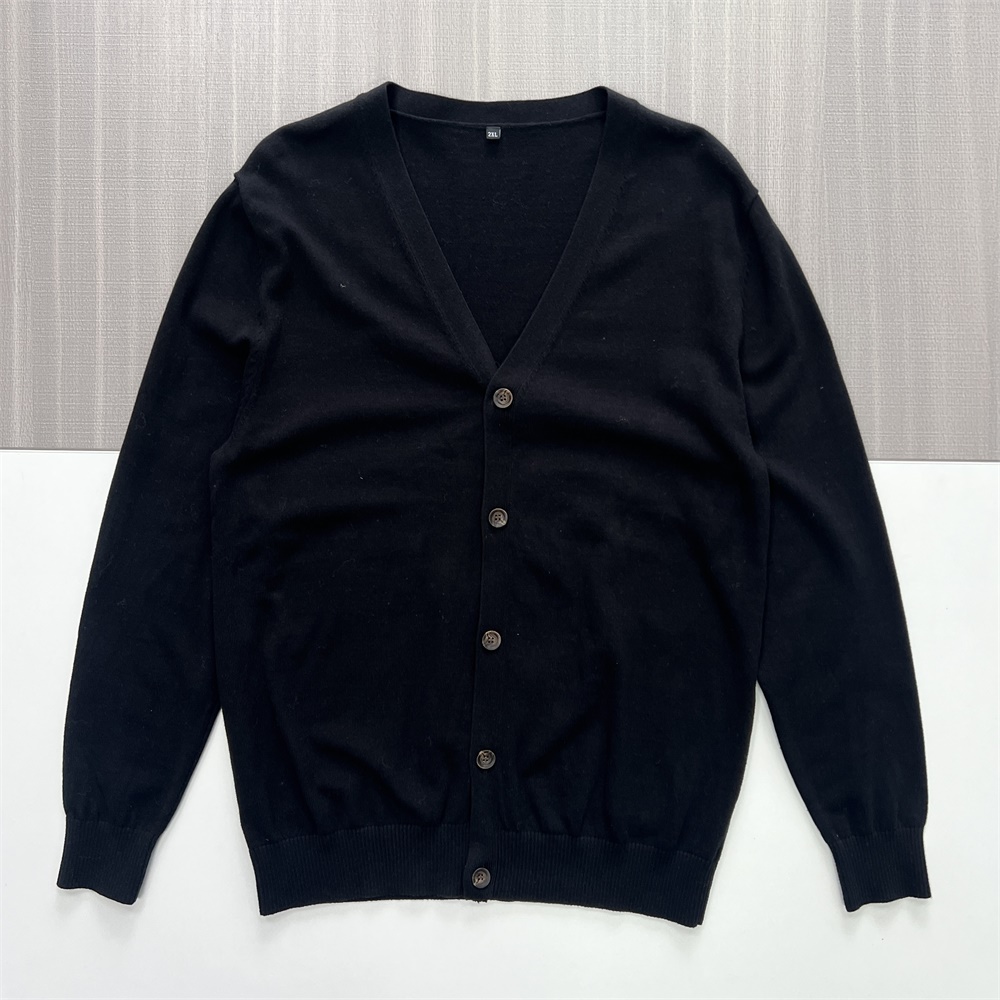 Мужской черный вязаный кардиган с V-образным вырезом и индивидуальными пуговицами и непринужденным кроем
