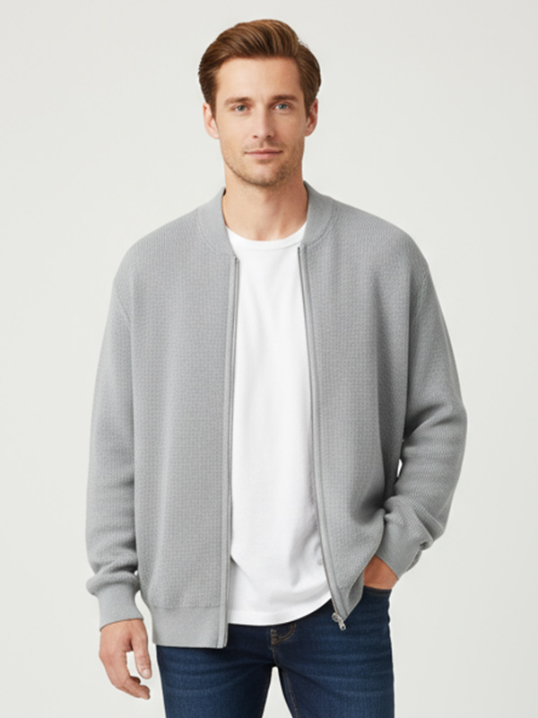 Мужская светло-серая куртка-бомбер из трикотажа в рубчик с застежкой на молнию и непринужденным кроем