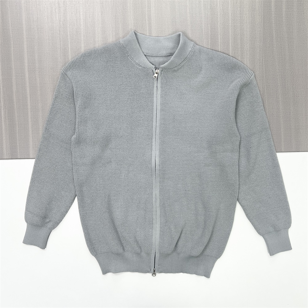 Мужская светло-серая куртка-бомбер из трикотажа в рубчик с застежкой на молнию и непринужденным кроем