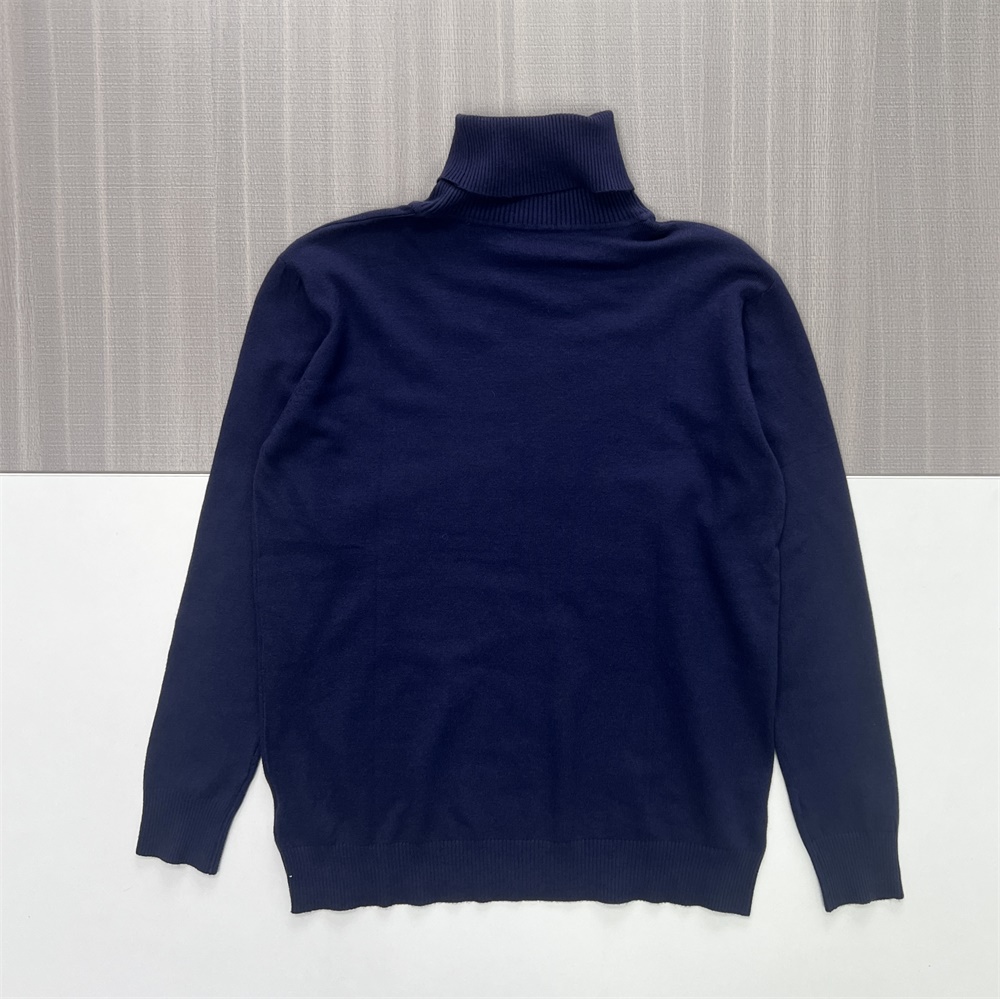 Мужской вязаный свитер с высоким воротом темно-синего цвета - индивидуальный приталенный дизайн