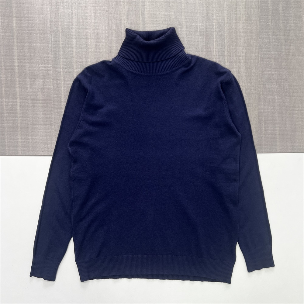 Мужской вязаный свитер с высоким воротом темно-синего цвета - индивидуальный приталенный дизайн