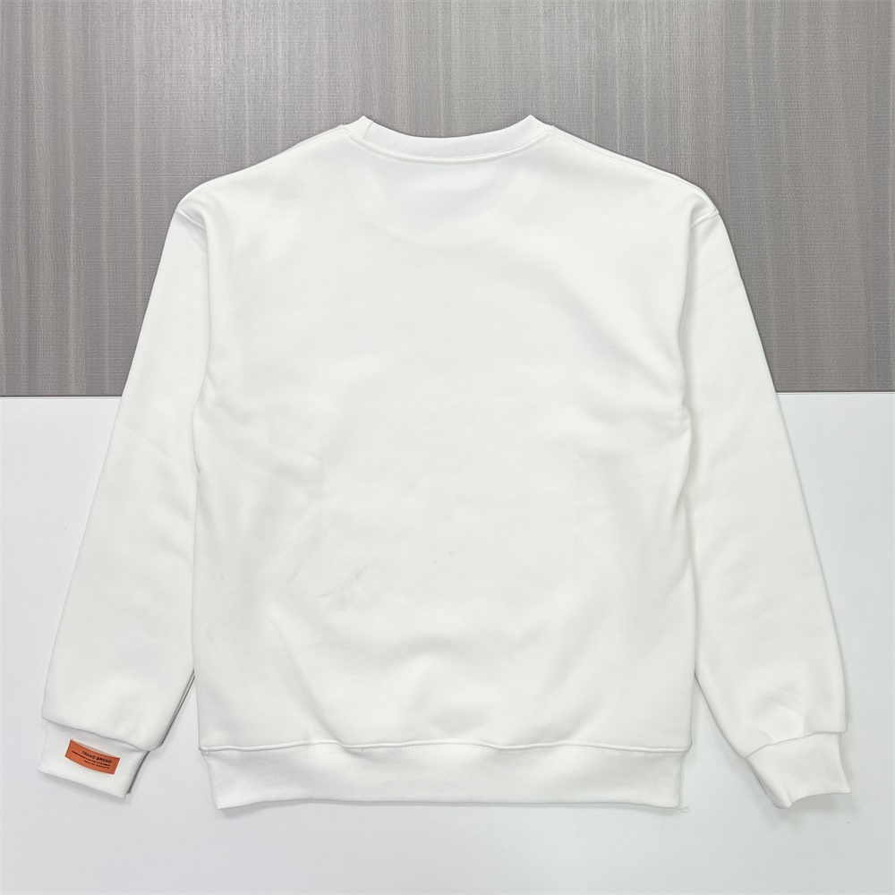 Мужская белая толстовка с круглым вырезом и минималистичным логотипом - индивидуальный сдержанный дизайн