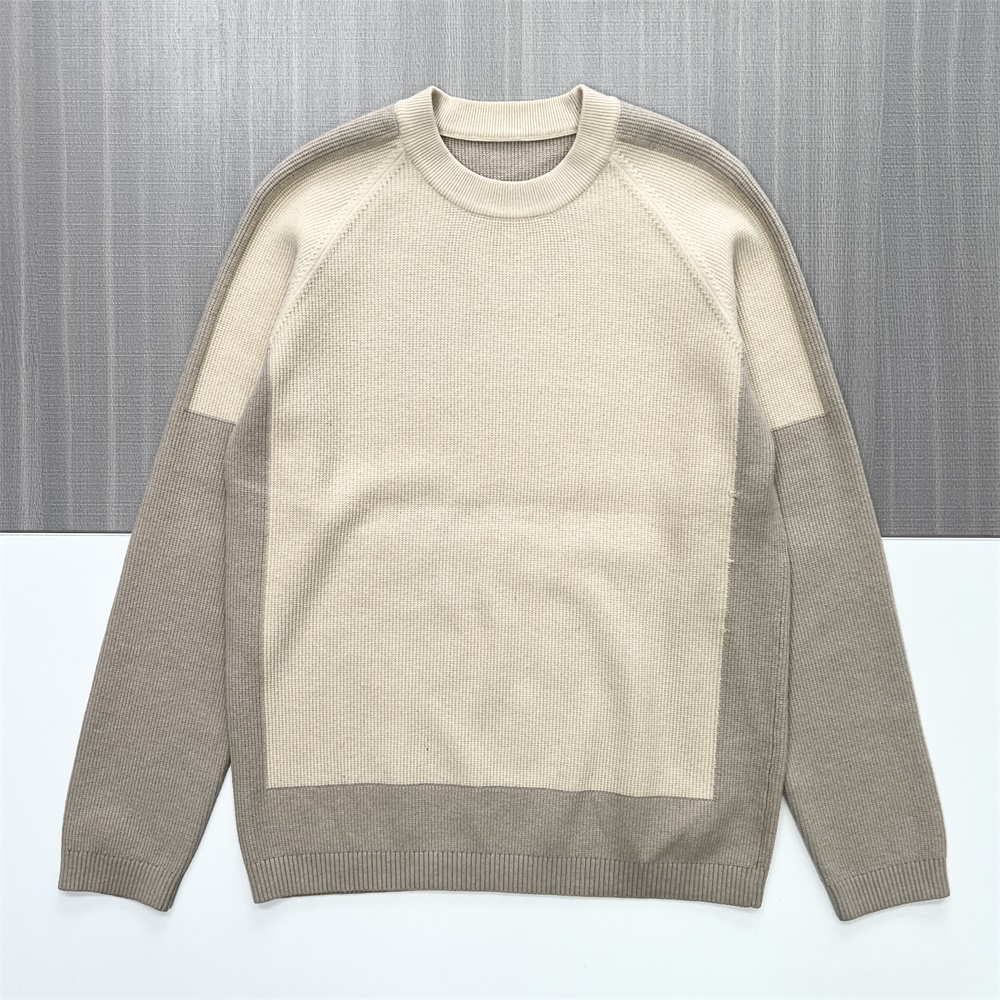 Мужской вязаный свитер с круглым вырезом в бежевых и серо-коричневых тонах - индивидуальный дизайн свободного кроя