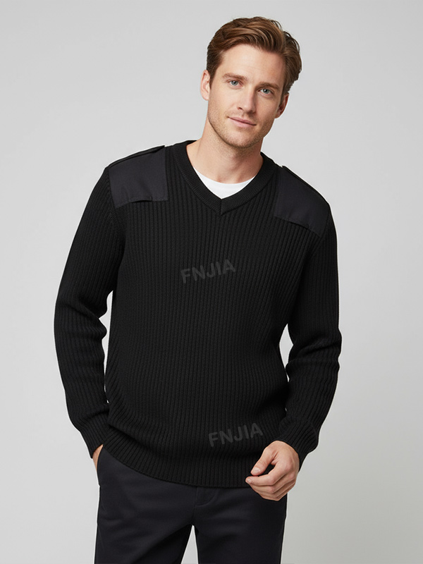 Мужской черный вязаный свитер в рубчик с V-образным вырезом и контрастными вставками на заказ