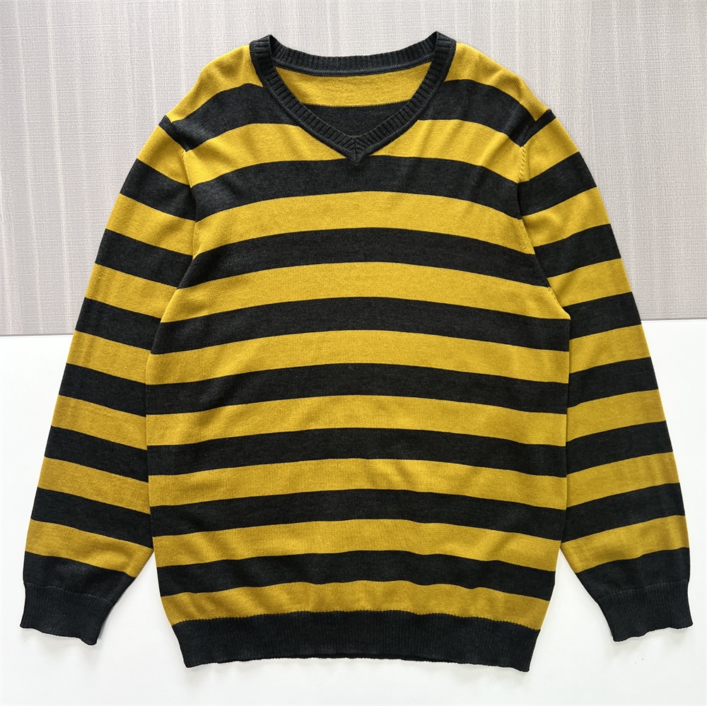 Мужской вязаный свитер в горчично-угольную горизонтальную полоску с V-образным вырезом - Индивидуальный приталенный дизайн