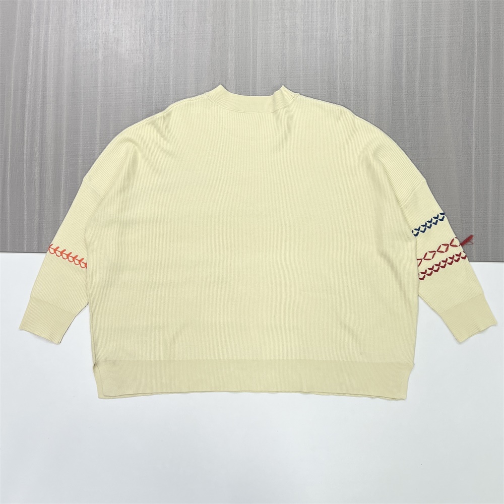 Мужской вязаный свитер оверсайз кремового цвета с яркими деталями в виде стежков - индивидуальный дизайн ручной работы