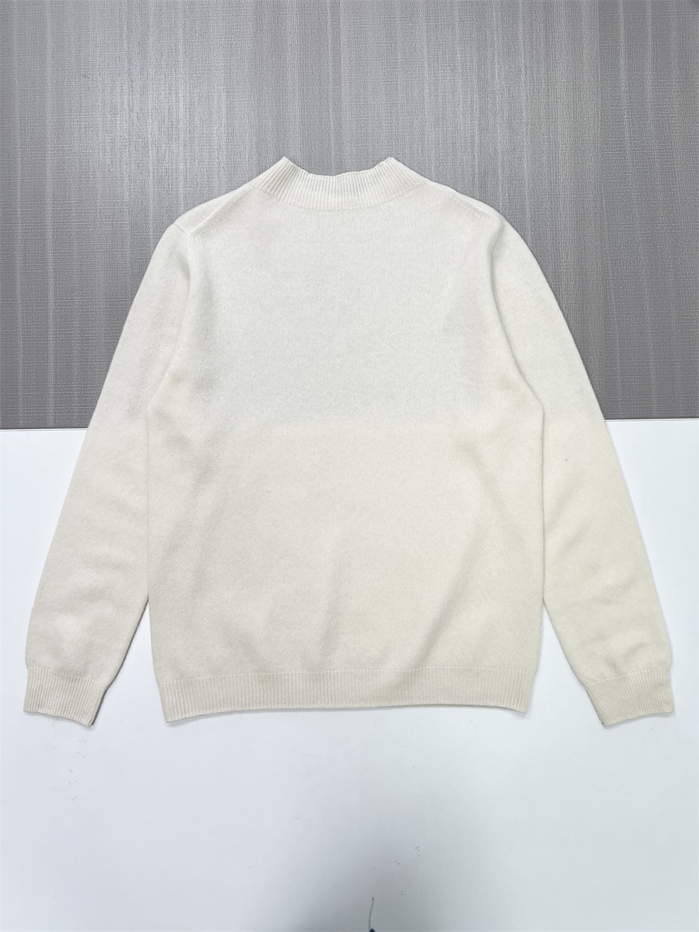 Мужской минималистичный вязаный свитер с имитацией шеи цвета слоновой кости - Индивидуальный изысканный дизайн