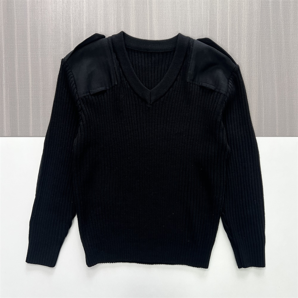Мужской черный вязаный свитер в рубчик с V-образным вырезом и контрастными вставками на заказ