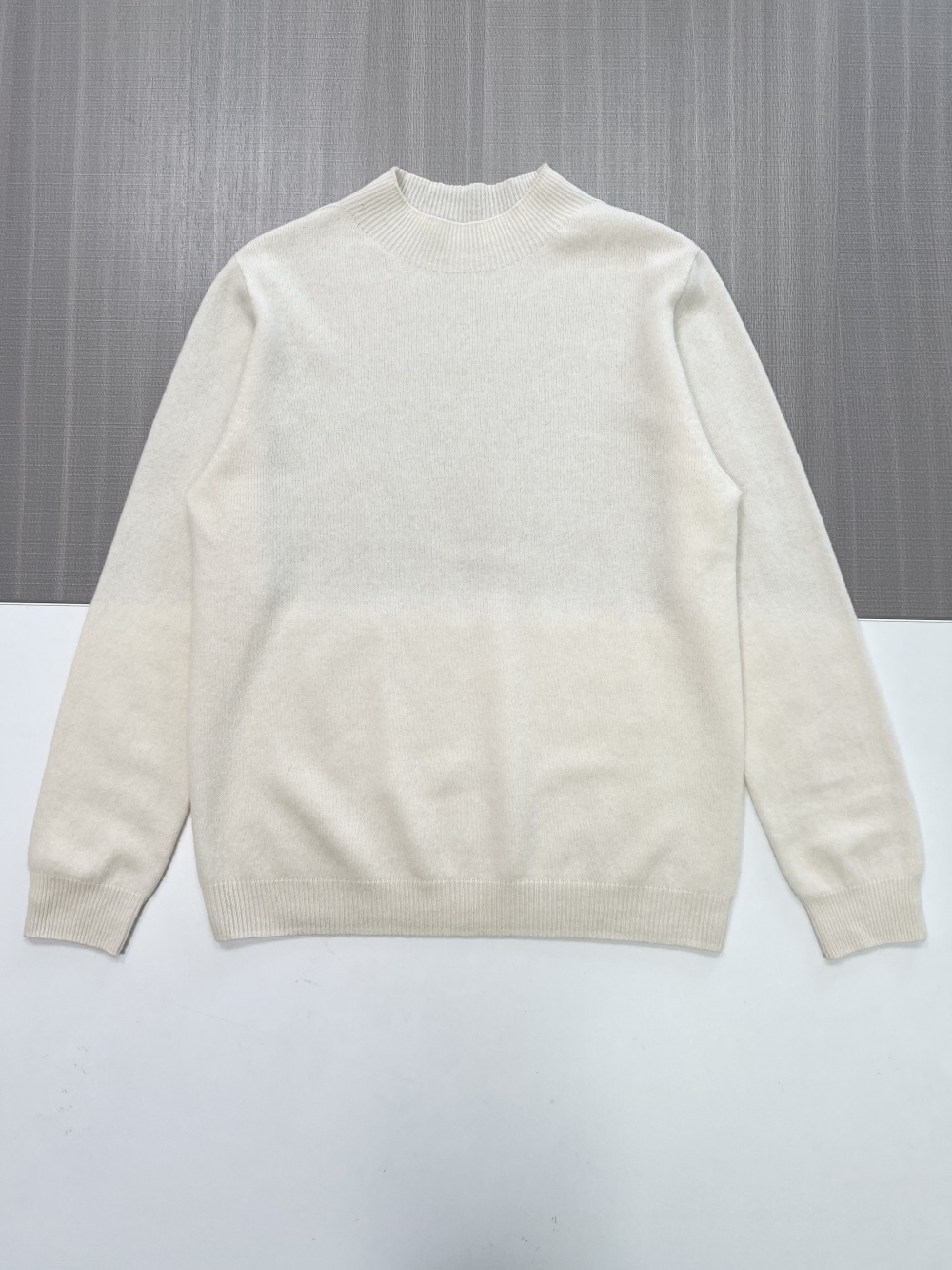 Мужской минималистичный вязаный свитер с имитацией шеи цвета слоновой кости - Индивидуальный изысканный дизайн