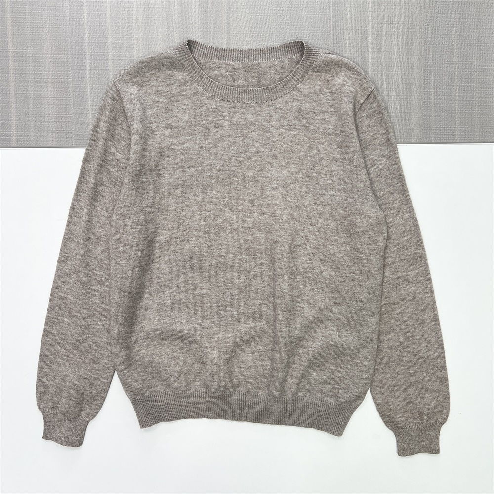 Мужской вязаный свитер темно-серого цвета с круглым вырезом на резинке - индивидуальный приталенный дизайн