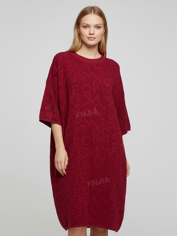 Женское мини-платье оверсайз из трикотажа бордового цвета с типографским рисунком - индивидуальный современный дизайн