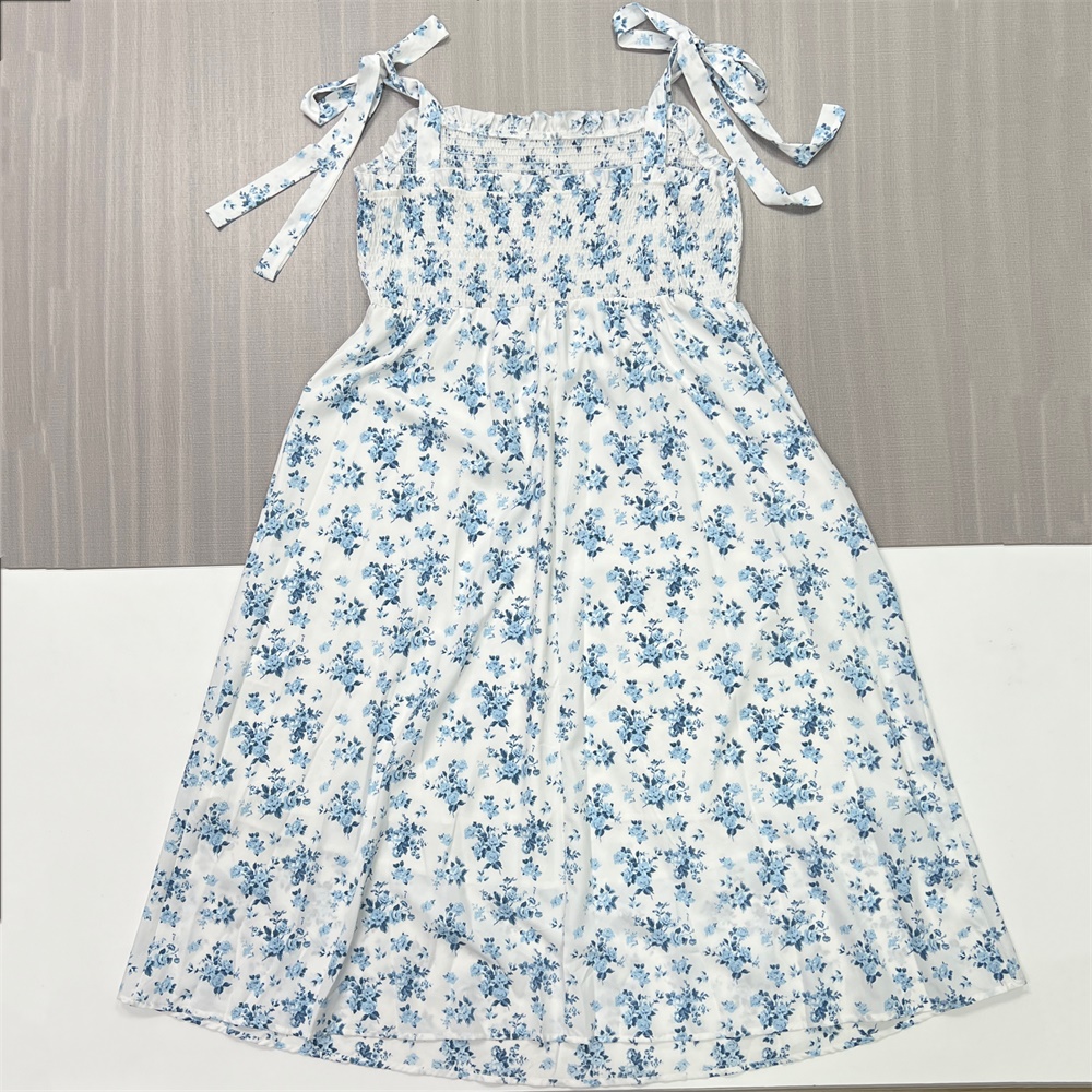 Женское бело-голубое миди-платье с цветочным рисунком и завязками на бретелях - индивидуальный женственный повседневный дизайн