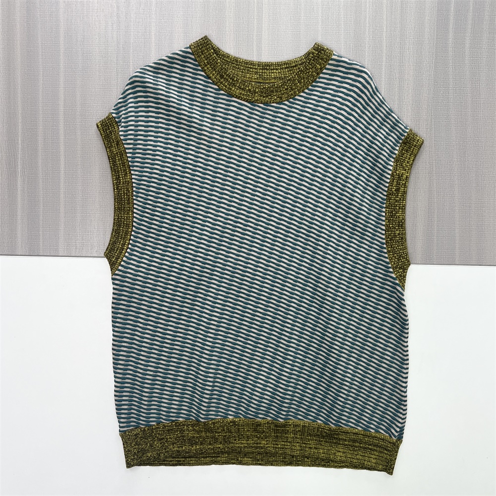 Женский вязаный топ без рукавов в бирюзовую и оливковую волнистую полоску - Индивидуальный дизайн с контрастной отделкой