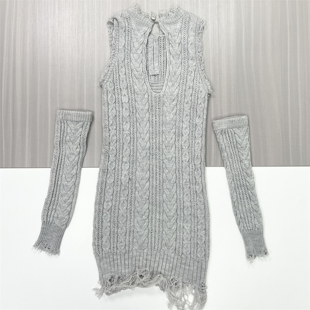 Женское серое мини-платье из трикотажа-канта с открытыми плечами и бахромой - необычный дизайн одежды