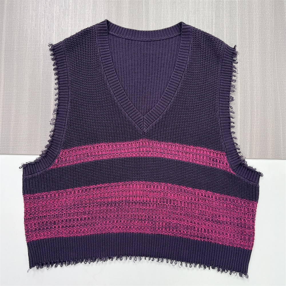 Женский вязаный жилет без рукавов в сливовую и пурпурную полоску из потертого трикотажа - Оригинальный дизайн