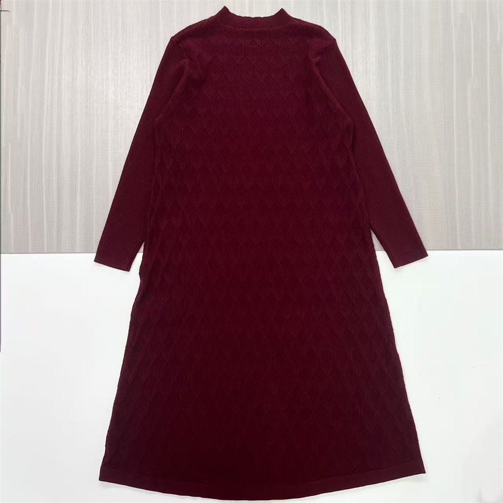 Женское платье макси оверсайз из бордового трикотажа с ромбами - индивидуальный уютный текстурный дизайн