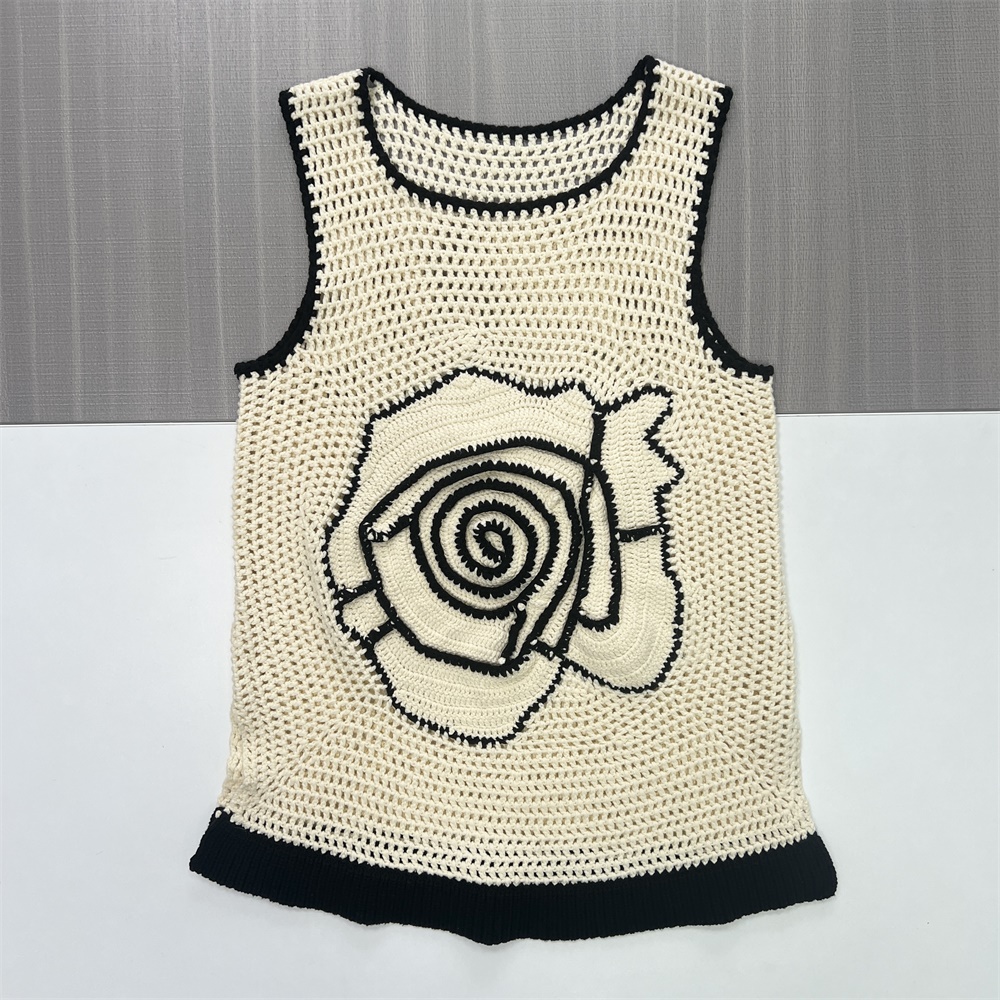 Женский вязаный топ без рукавов с розочками цвета слоновой кости, выполненный крючком по индивидуальному дизайну ручной работы