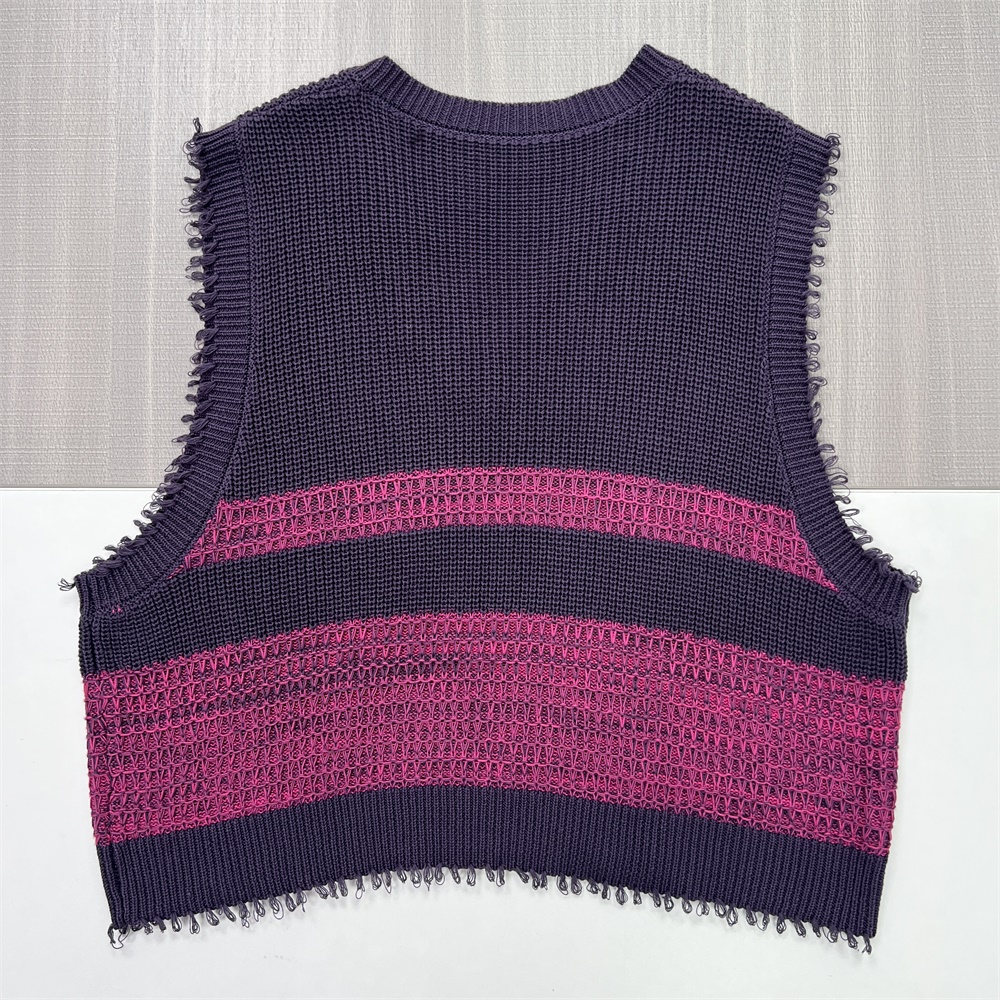 Женский вязаный жилет без рукавов в сливовую и пурпурную полоску из потертого трикотажа - Оригинальный дизайн