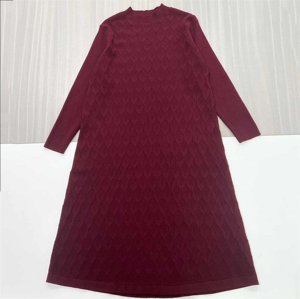 Женское платье макси оверсайз из бордового трикотажа с ромбами - индивидуальный уютный текстурный дизайн