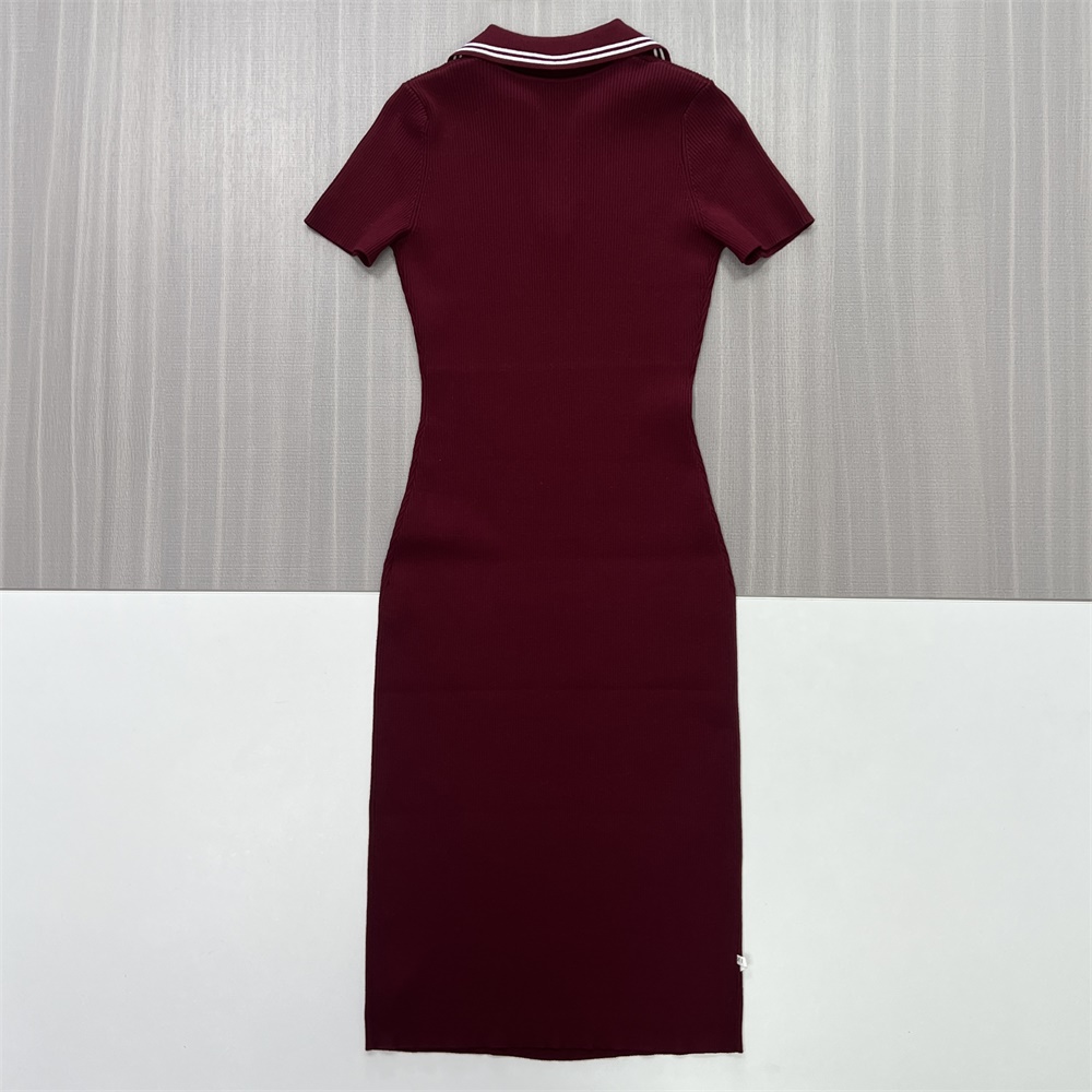 Женское бордовое трикотажное миди-платье-поло в рубчик с воротником-стойкой - приталенный элегантный дизайн, выполненный на заказ