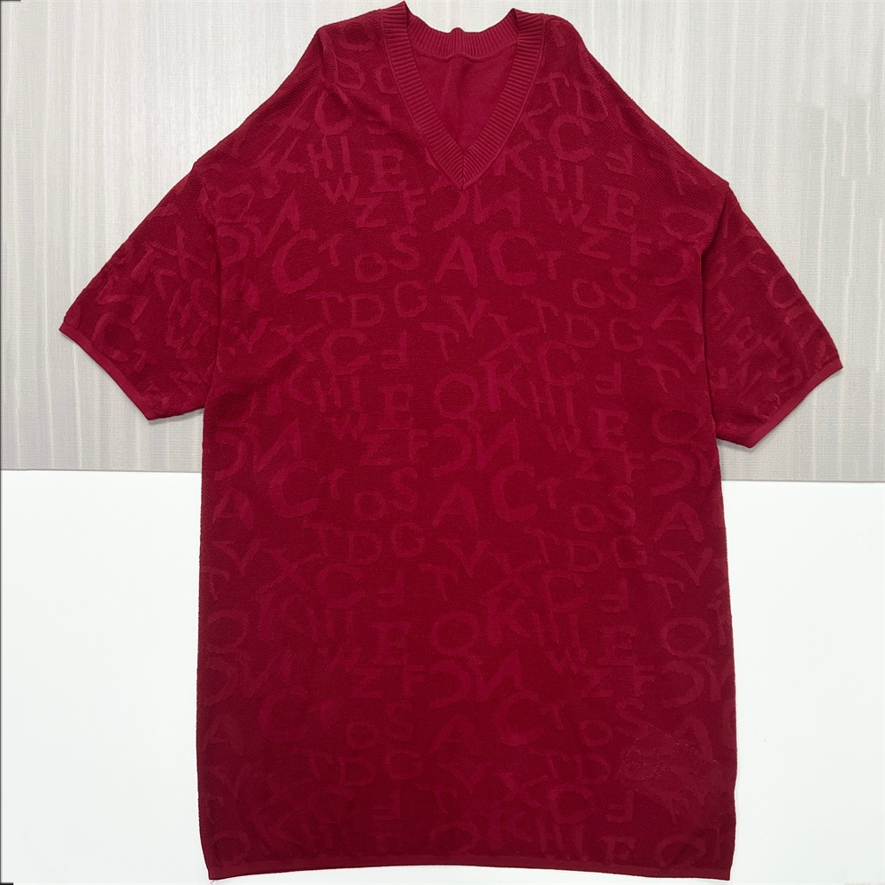 Женское мини-платье оверсайз из трикотажа бордового цвета с типографским рисунком - индивидуальный современный дизайн