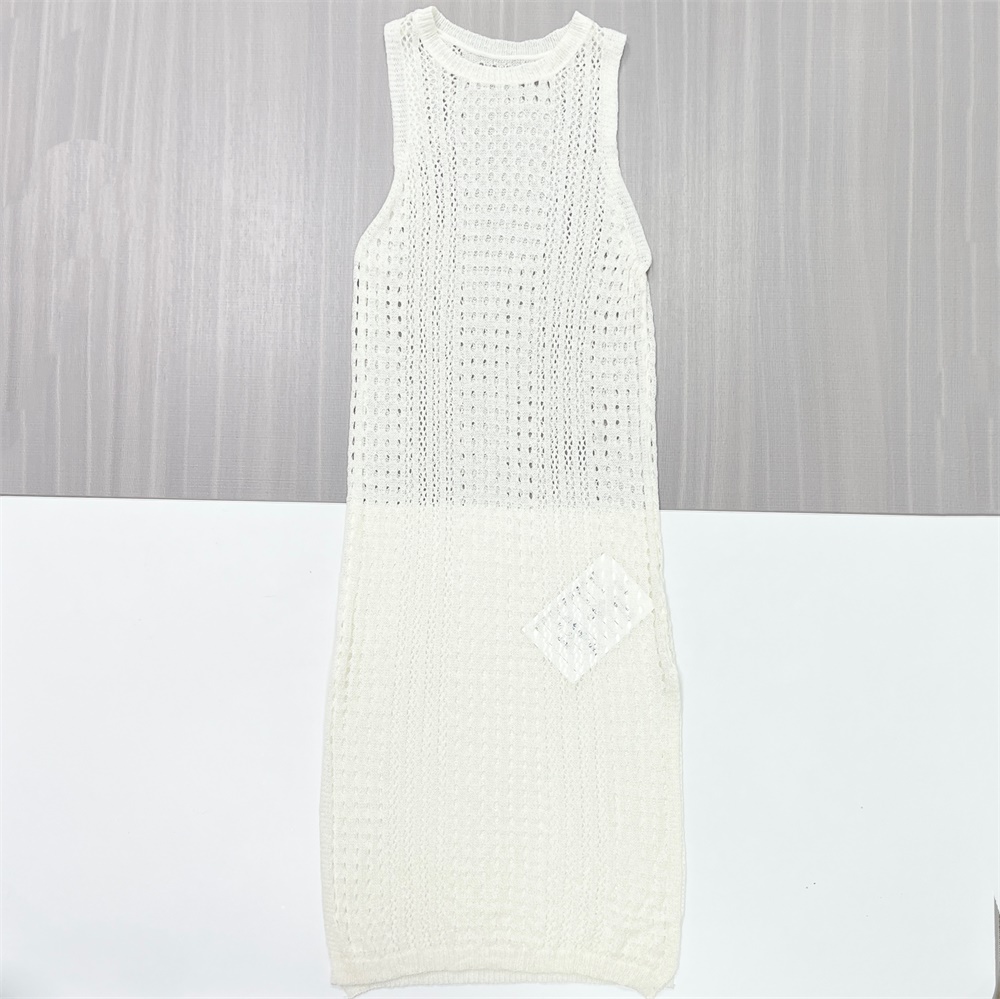 Женское белое ажурное трикотажное платье миди без рукавов - индивидуальный минималистичный элегантный дизайн