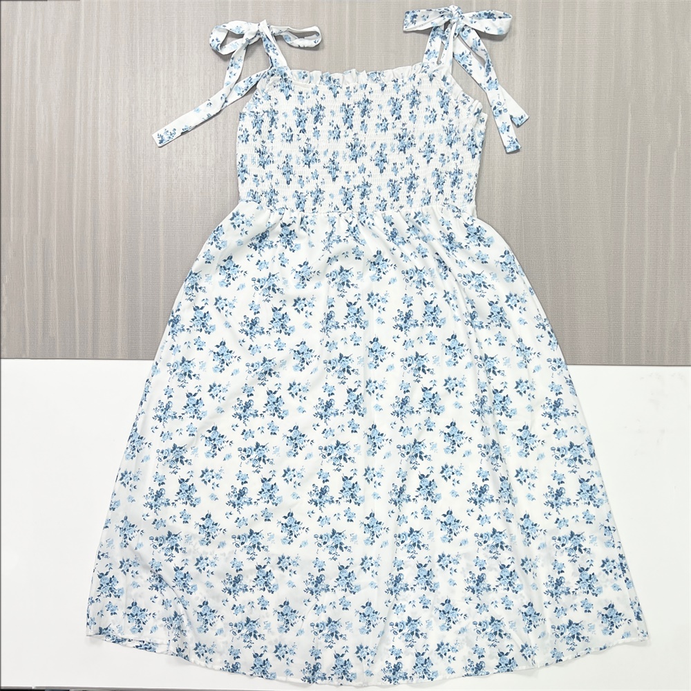 Женское бело-голубое миди-платье с цветочным рисунком и завязками на бретелях - индивидуальный женственный повседневный дизайн