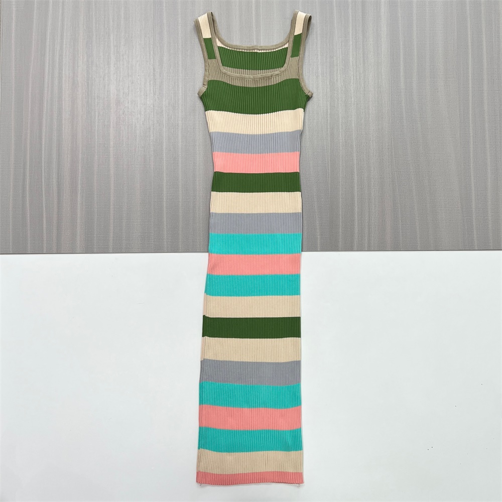 Женское макси-платье в рубчик без рукавов в разноцветную полоску - индивидуальный яркий дизайн, облегающий фигуру