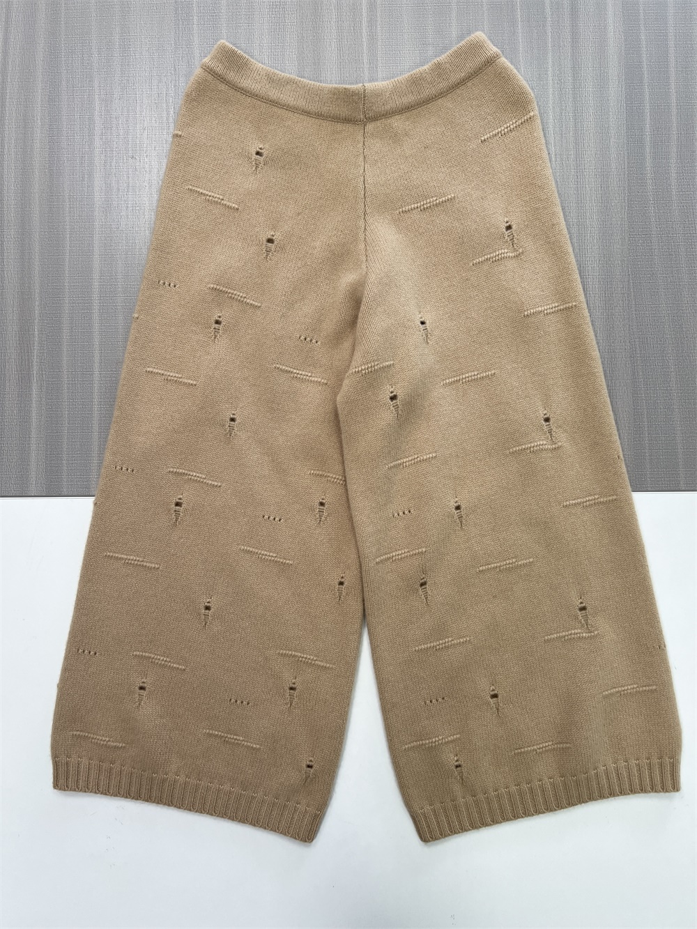 Женский вязаный жилет из верблюжьей шерсти с потертостями и широкие брюки в комплекте - оригинальный дизайн в стиле Коорди