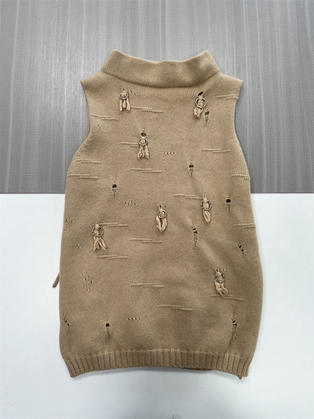 Женский вязаный жилет из верблюжьей шерсти с потертостями и широкие брюки в комплекте - оригинальный дизайн в стиле Коорди