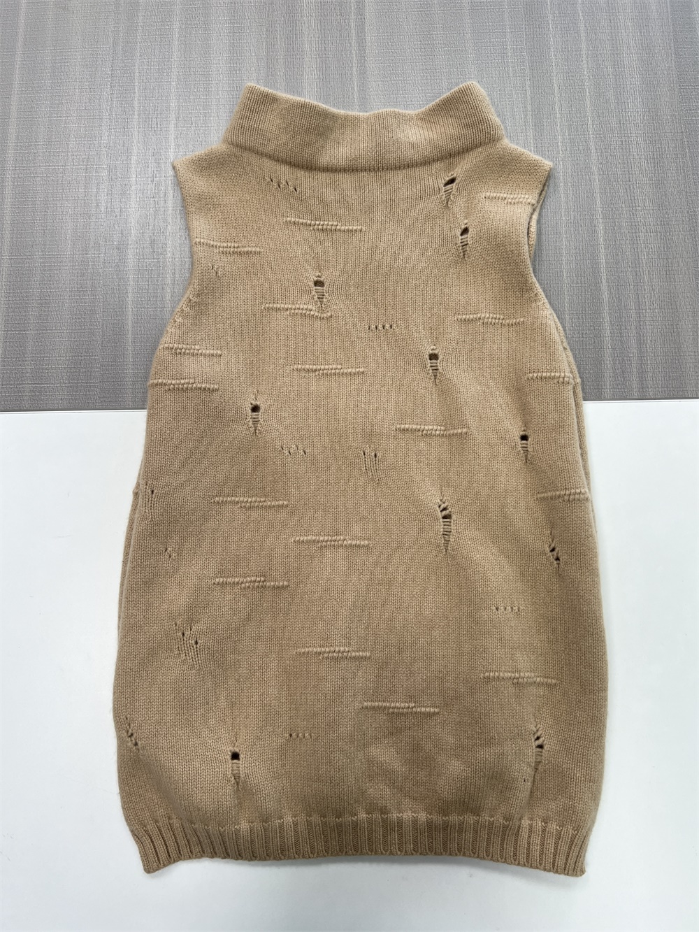 Женский вязаный жилет из верблюжьей шерсти с потертостями и широкие брюки в комплекте - оригинальный дизайн в стиле Коорди