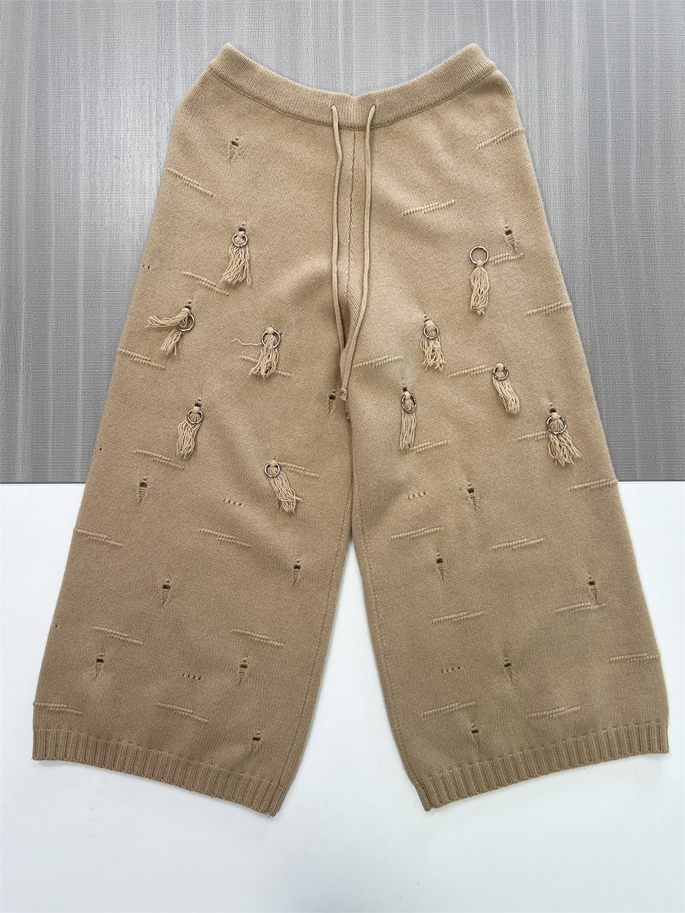 Женский вязаный жилет из верблюжьей шерсти с потертостями и широкие брюки в комплекте - оригинальный дизайн в стиле Коорди