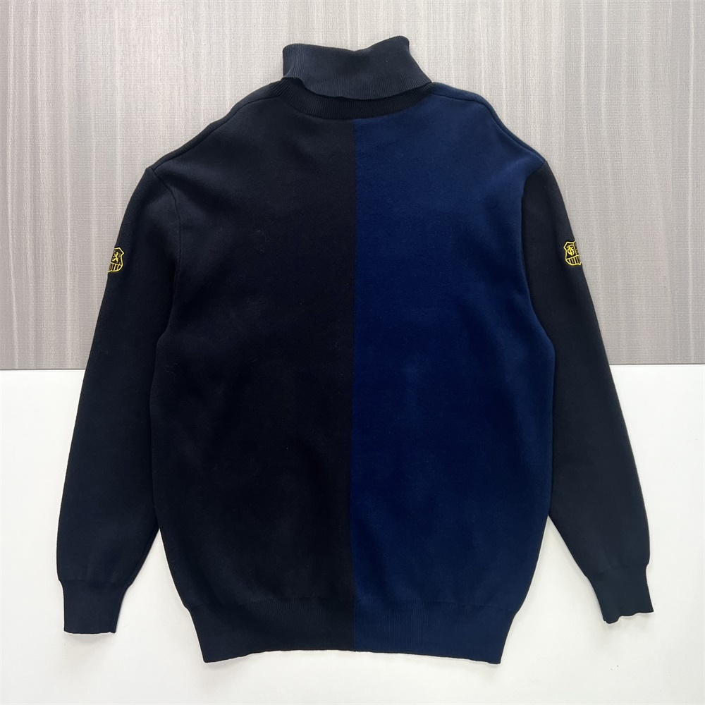 Женский двухцветный темно-синий свитер-водолазка с разрезом под горло и фирменной эмблемой - Фирменная одежда для выступлений
