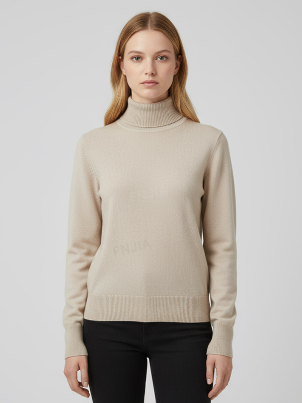 Женский бежевый приталенный свитер-водолазка с высоким воротом - базовая одежда на заказ, неподвластная времени