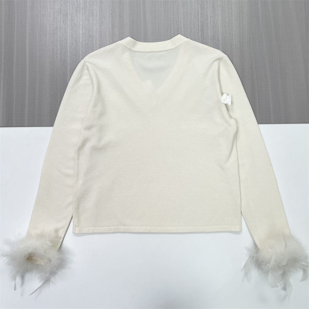 Женский свитер цвета слоновой кости с V-образным вырезом и манжетами из перьев - Элегантная повседневная одежда на заказ