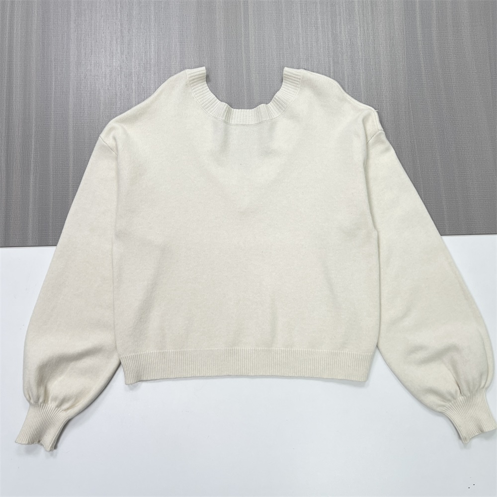 Женский свитер цвета слоновой кости с V-образным вырезом, отделкой шипами и пышными рукавами - Элегантная повседневная одежда на заказ