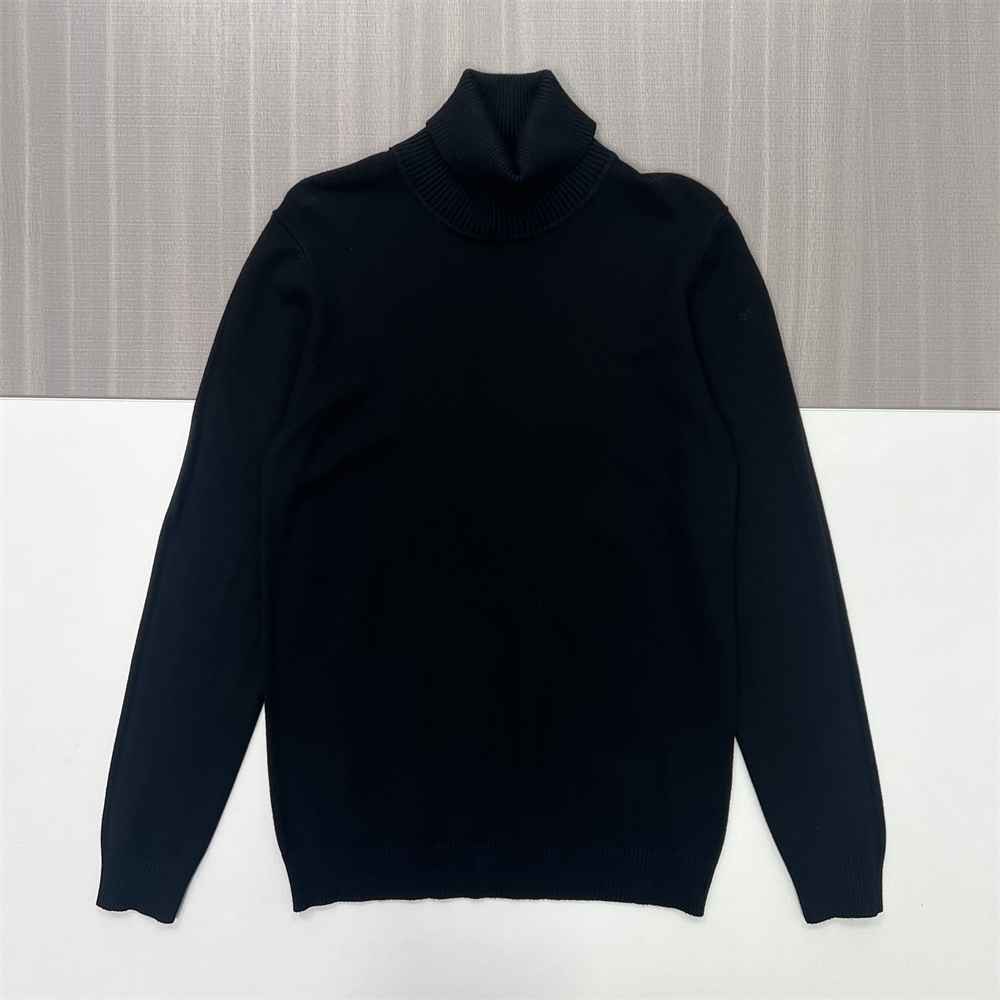 Женский черный приталенный свитер-водолазка с высоким воротом - неподвластная времени базовая одежда на заказ