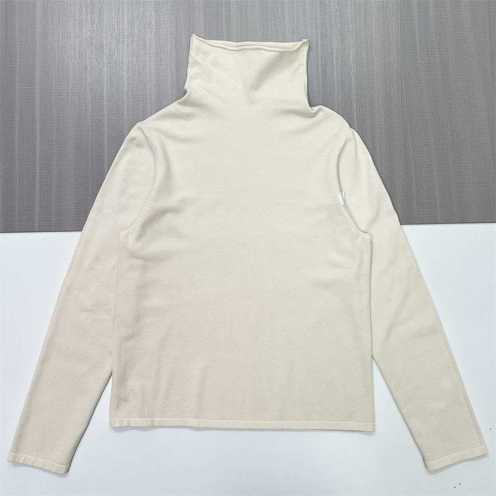 Женский приталенный свитер-водолазка цвета слоновой кости с воротником-стойкой - стильная одежда в стиле минимализма на заказ