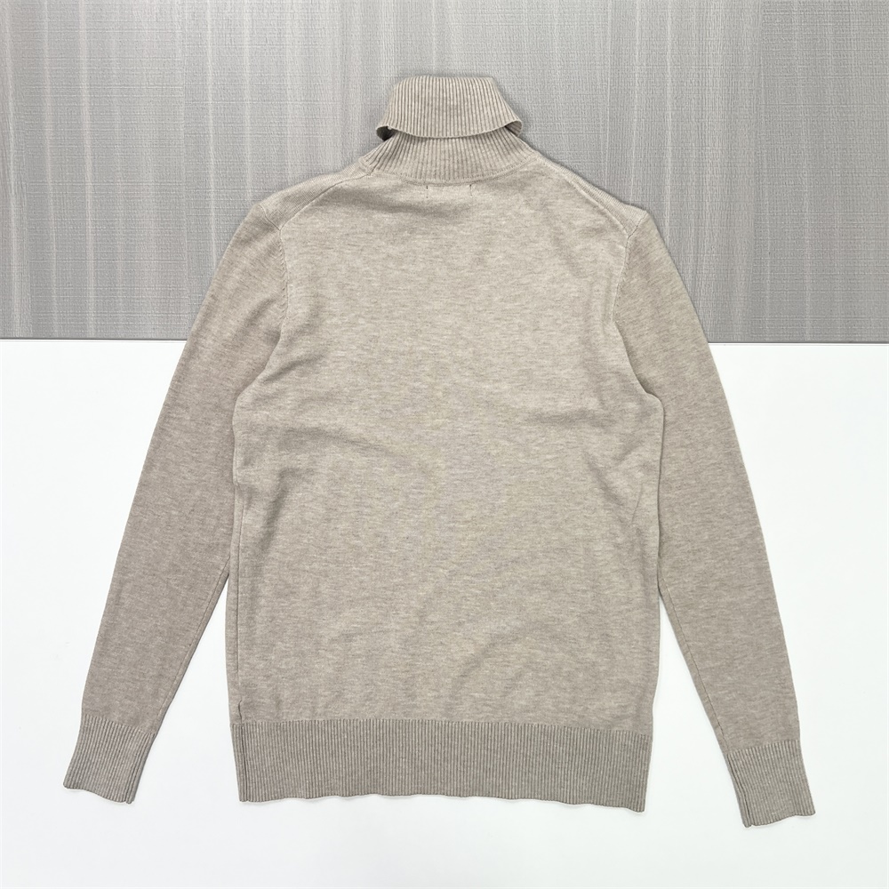 Женский бежевый приталенный свитер-водолазка с высоким воротом - базовая одежда на заказ, неподвластная времени