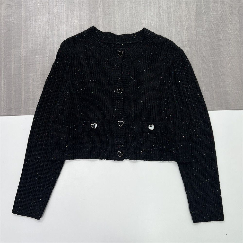 Женский укороченный кардиган из черного трикотажа в крапинку с пуговицами в форме сердца