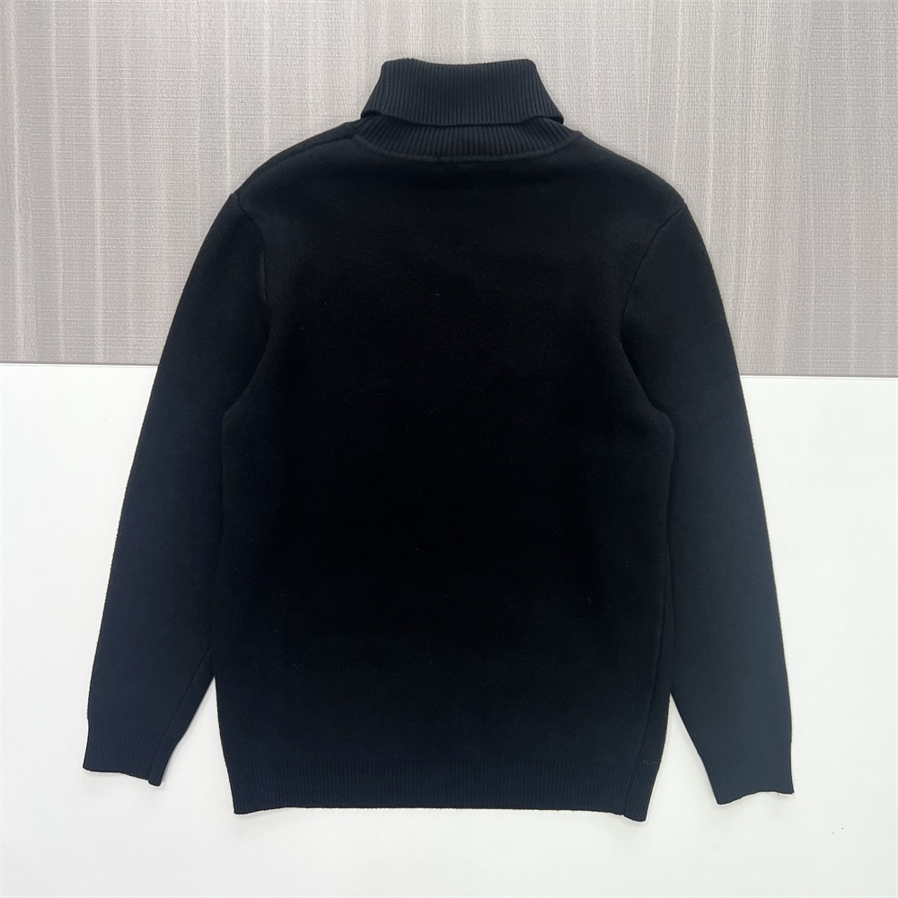 Женский черный свитер-водолазка свободного кроя с тонкой текстурой - Универсальная одежда в стиле минимализма