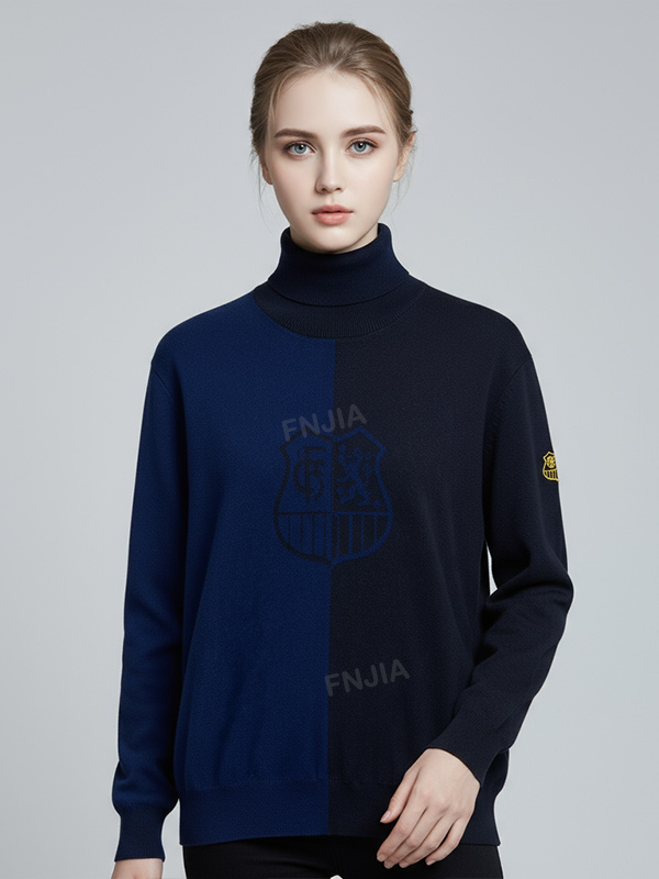 Женский двухцветный темно-синий свитер-водолазка с разрезом под горло и фирменной эмблемой - Фирменная одежда для выступлений
