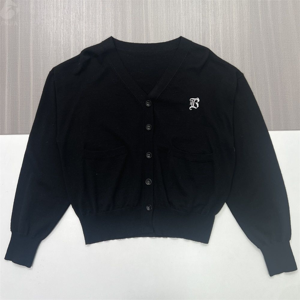 Женский вязаный кардиган с вышитым логотипом и V-образным вырезом черного цвета - Индивидуальная минималистичная брендовая одежда